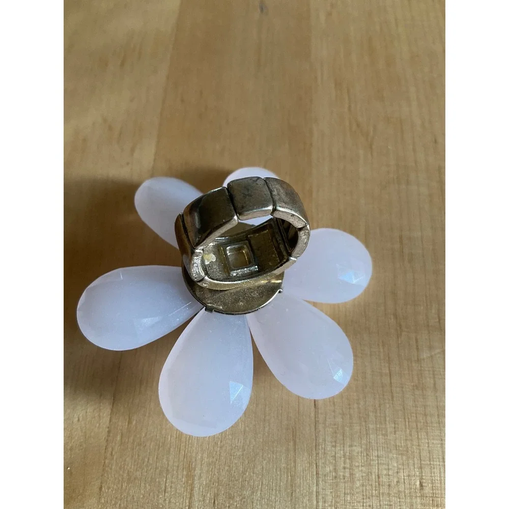 White Daisy Flower Stretch Statement Ring Rhinestone Center Silver Tone